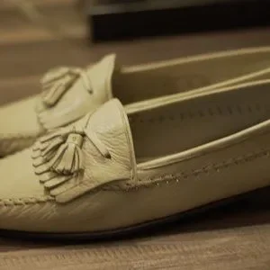 Bally | Shoes | Cream 95 Bally Hilo Deerskin Leather Tassel  display picture 2